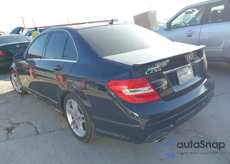 2013 Mercedes-Benz C 250 Sport z USA, uszkodzony, nr VIN WDDGF4HB9DA763926